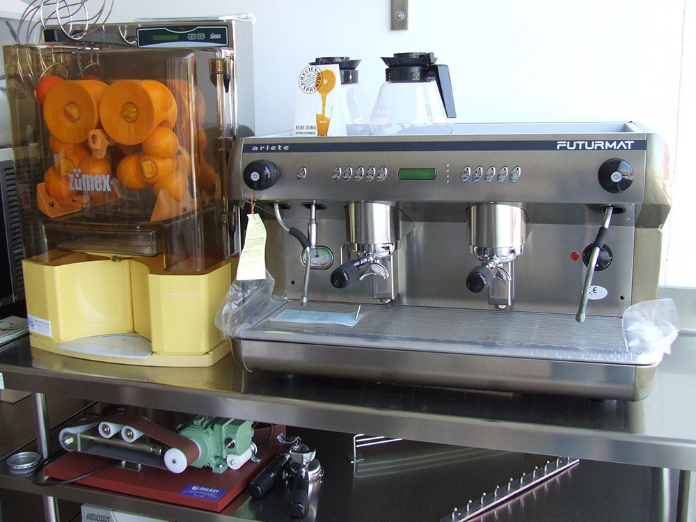 Máquina de café metálica de hostelería