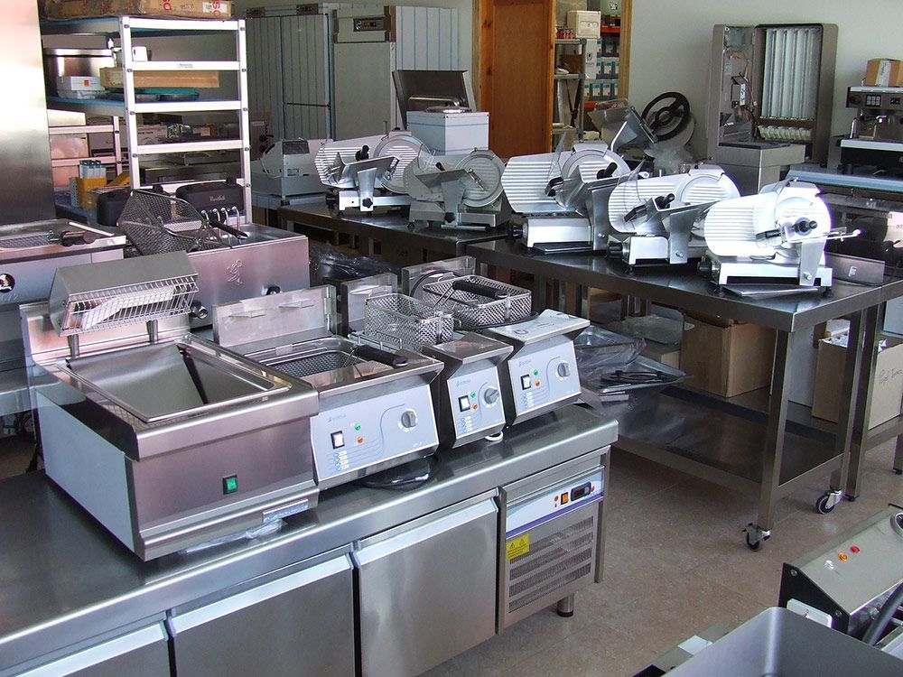 Maquinaría de hostelería como cortafiambres, freidoras, cocinas, etc.