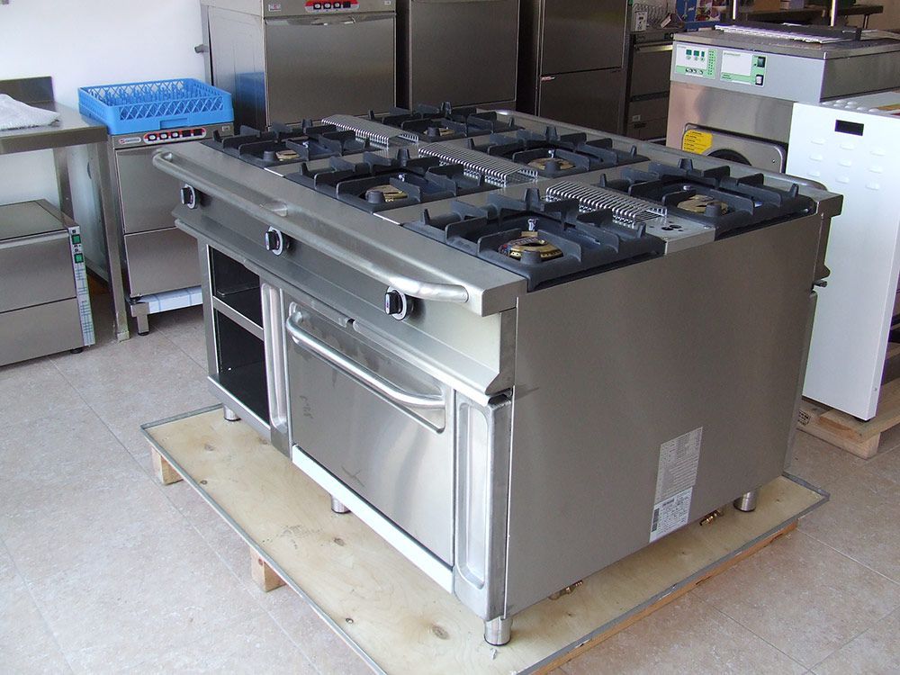 Cocina industrial de metálica de cuatro fuegos