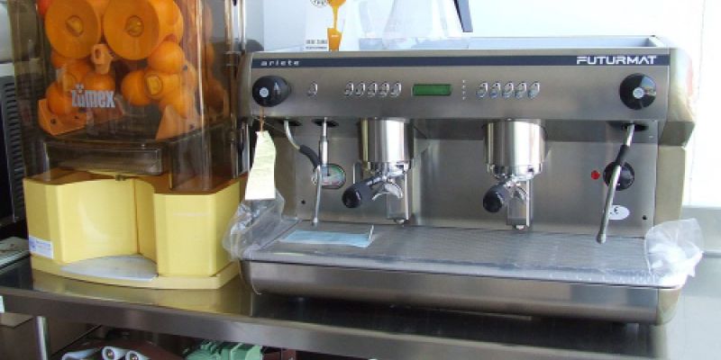 Máquina de café metálica de hostelería