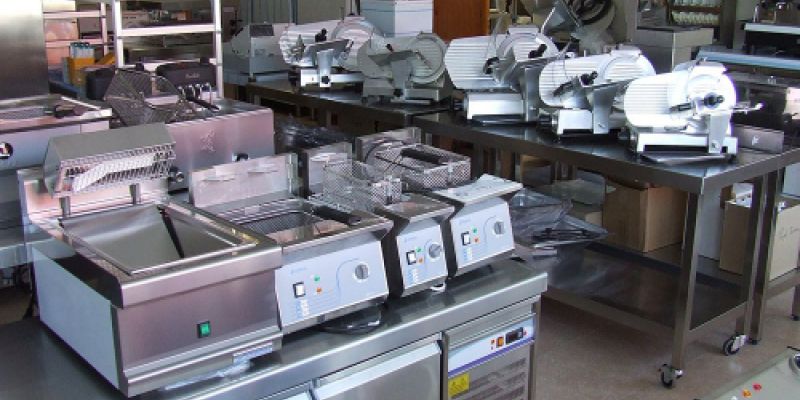 Maquinaría de hostelería como cortafiambres, freidoras, cocinas, etc.